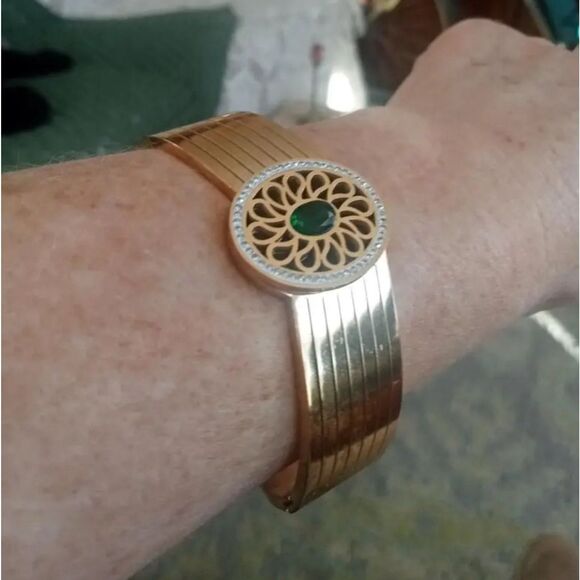 💛Elegant 10k GP Stainless Steele Flower Motif Hinged Bangle Bracelet - Picture 3 of 5